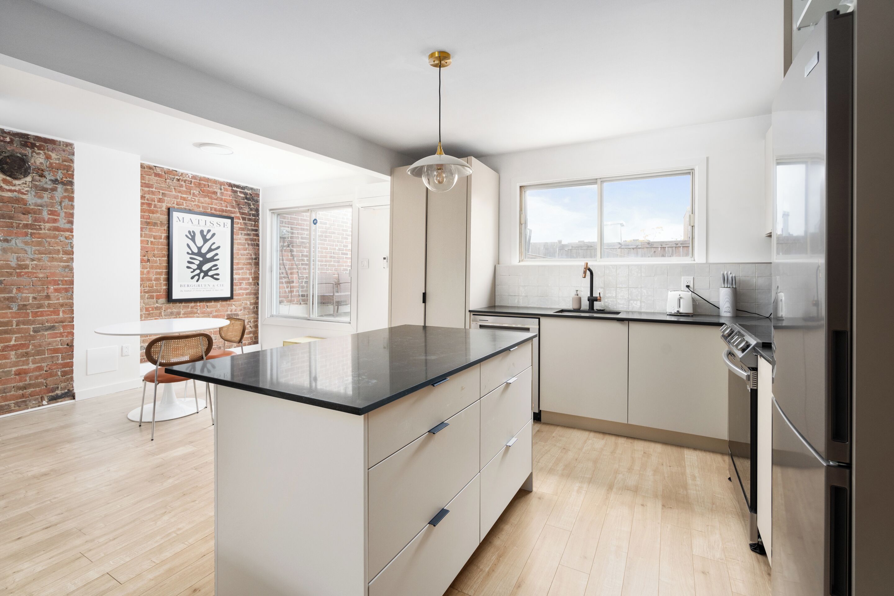 Studio Deluks | Dapur pribadi | Lemari es besar, microwave, oven, dan kompor