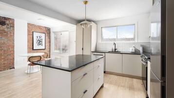 Studio Deluks | Dapur pribadi | Lemari es besar, microwave, oven, dan kompor