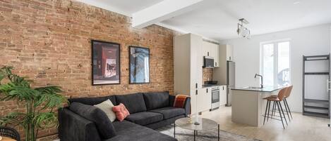 Apartment, Stadtblick | Wohnbereich