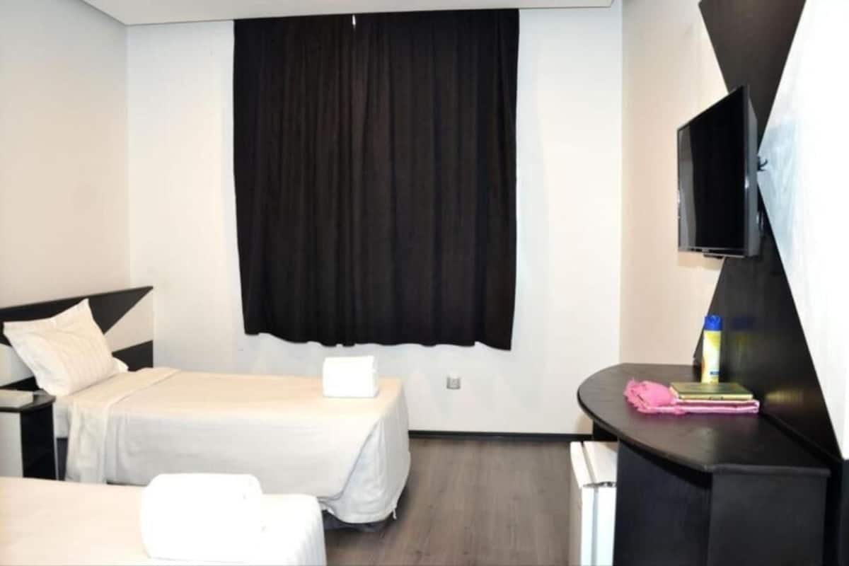 Habitación con 2 camas individuales | Wifi gratis y ropa de cama