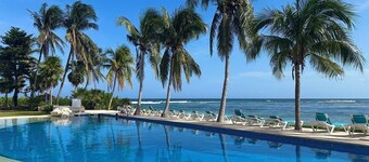 Cozy 1-bedroom condo with private beach in quaint Puerto Aventuras