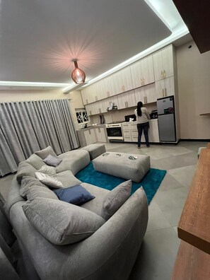 Comfort Apartment, Balcony, City View | Ruang tamu