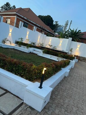 Terrace/patio - Dim De Lights (Jinja)