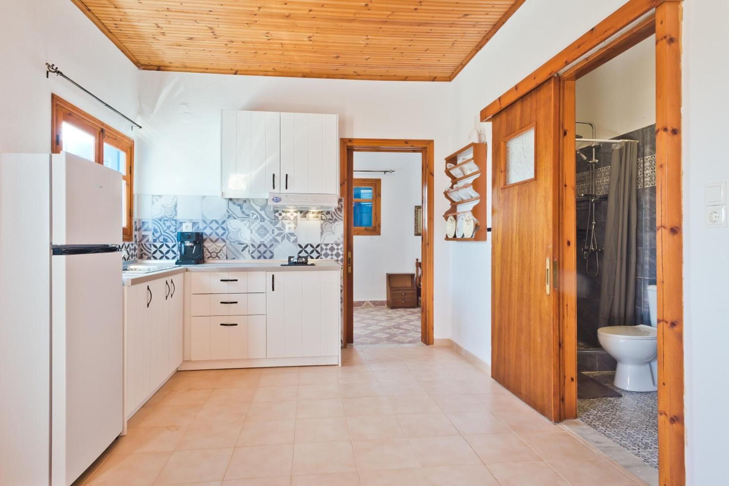 Fridge, oven, stovetop, coffee/tea maker