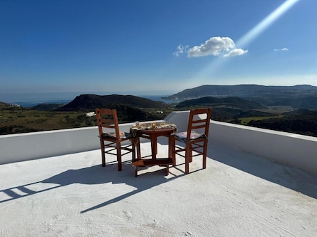 Outdoor dining. Kouri Traditional House Apartment with Sea View, Private Terrace & Wi-Fi