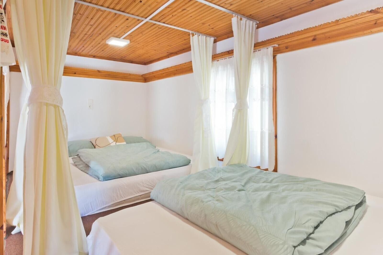 Iron/ironing board, WiFi, bed sheets, wheelchair access