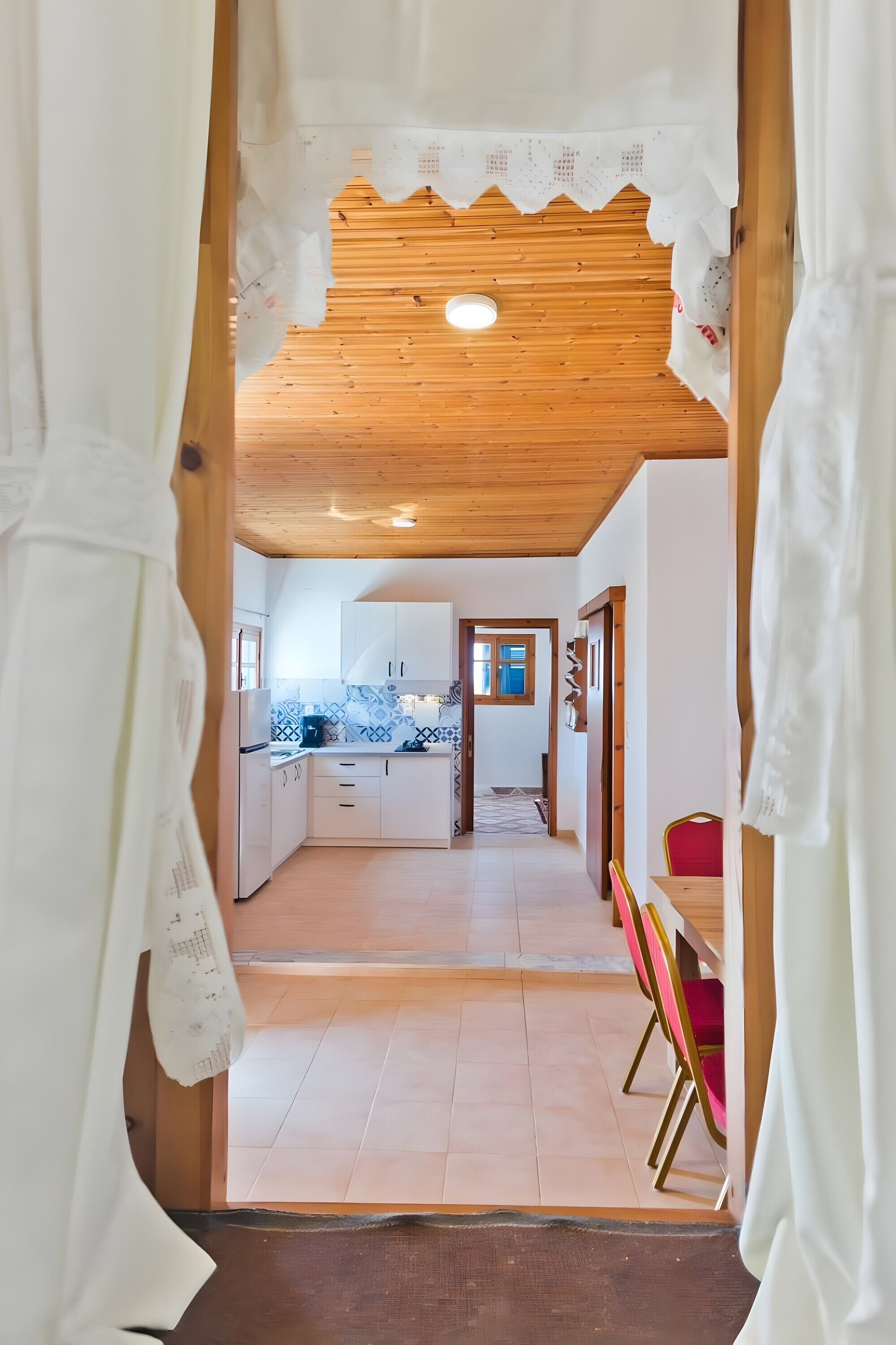 Fridge, oven, stovetop, coffee/tea maker