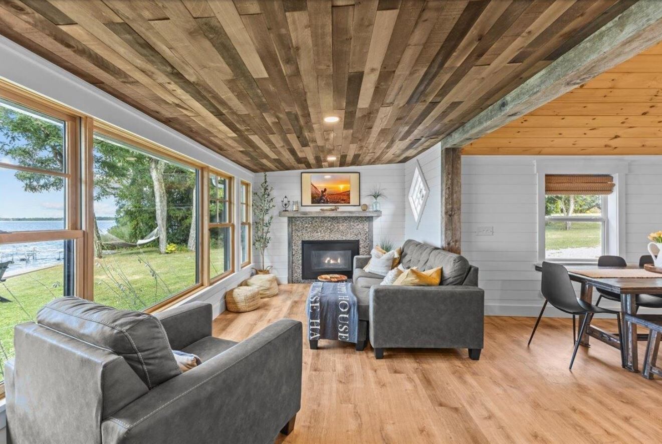 Smart TV, fireplace, books, stereo