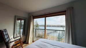 Tabla de planchar con plancha, wifi gratis y ropa de cama