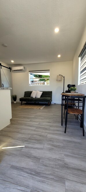 Interior - Lovely 1-bedroom studio with wet bar and AC in vibrant Hollywood (Hollywood)