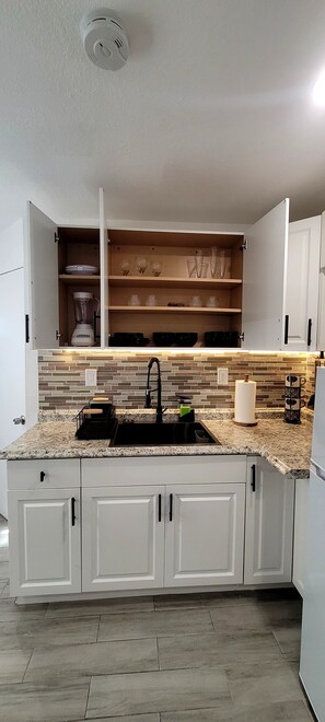 Microwave - Lovely 1-bedroom studio with wet bar and AC in vibrant Hollywood (Hollywood)