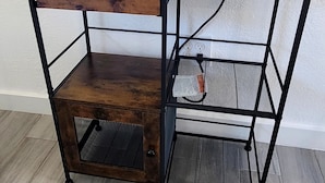 Una estación de café de madera con una cafetera, tres tazas y un vaso.