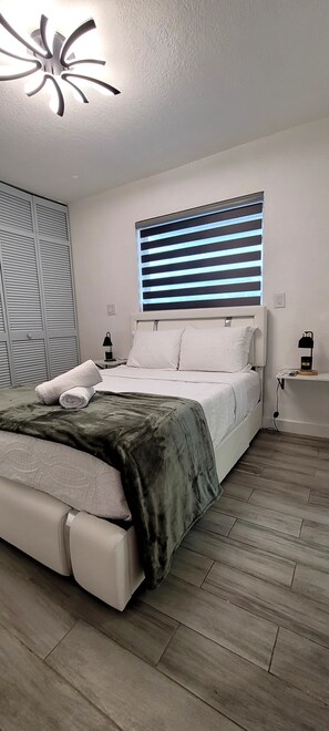 1 bedroom, iron/ironing board, WiFi - Lovely 1-bedroom studio with wet bar and AC in vibrant Hollywood (Hollywood)