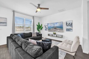 Smart TV, tavolo da calcetto, studio