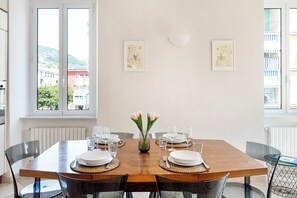 Căn hộ, 2 phòng ngủ, ban công, quang cảnh một góc biển | Phòng ăn