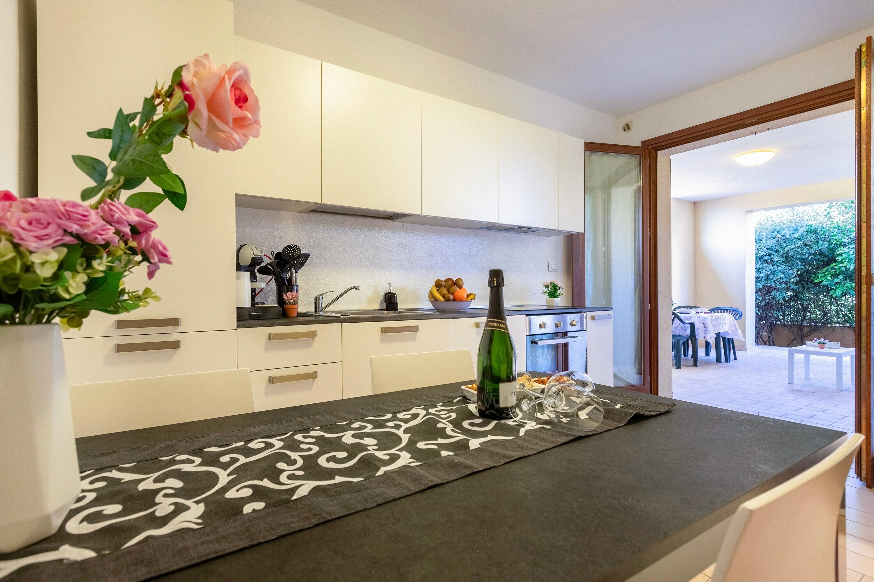 Fridge, oven, stovetop, coffee/tea maker