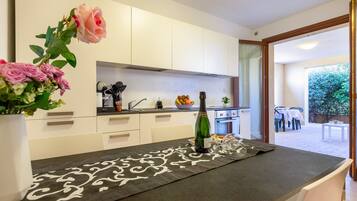 Fridge, oven, stovetop, coffee/tea maker