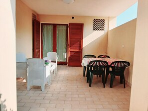 Outdoor dining - Mare e Terme – Cozy Apartment with Garden near Beaches and Thermal Baths (Viddalba)