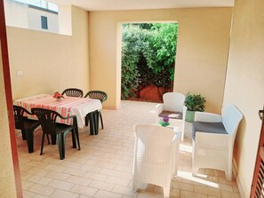 Outdoor dining - Mare e Terme – Cozy Apartment with Garden near Beaches and Thermal Baths (Viddalba)