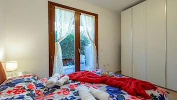 Tabla de planchar con plancha, wifi y ropa de cama