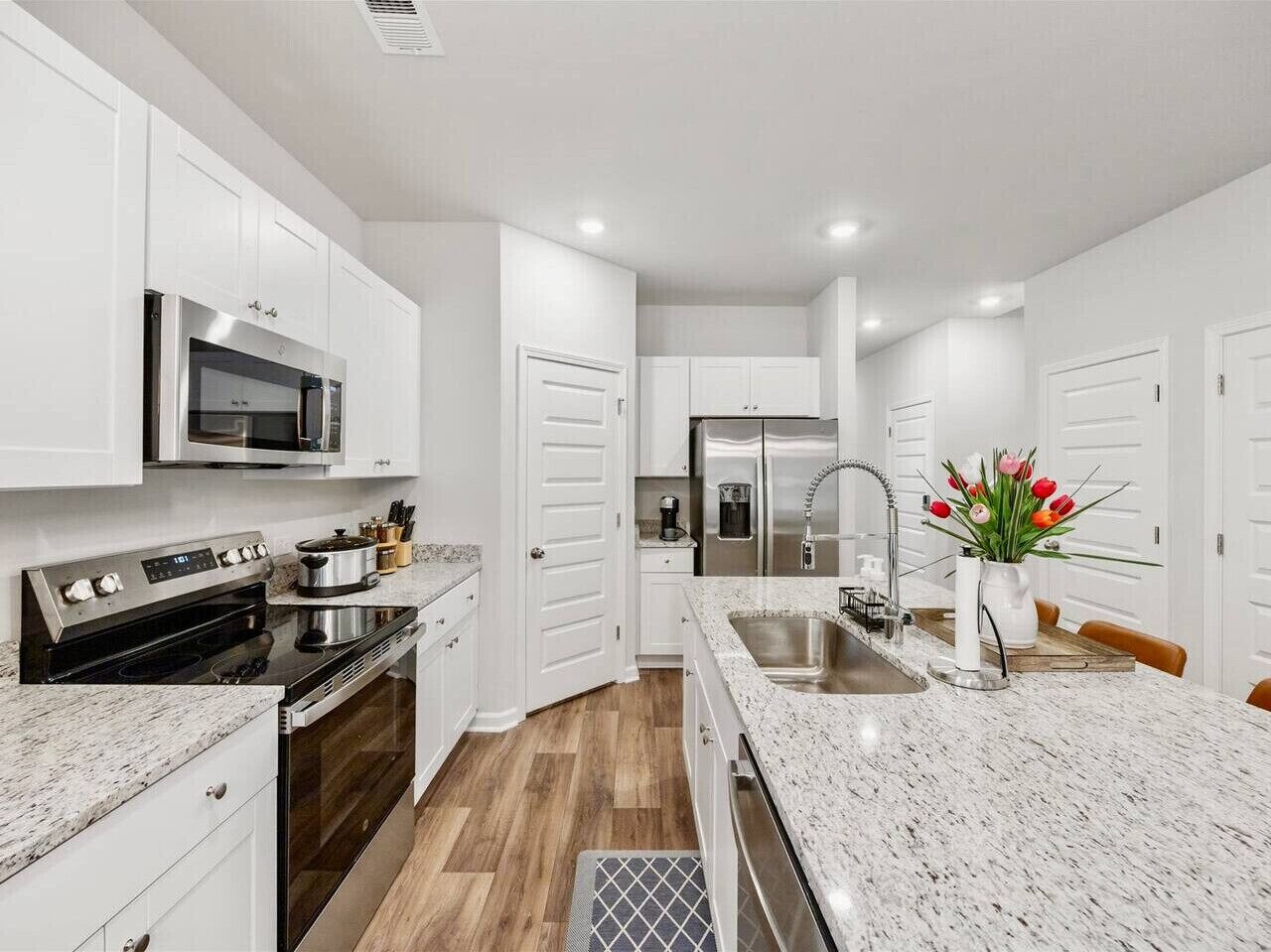 Kjøleskap, mikrobølgeovn, ovn og kokeplater