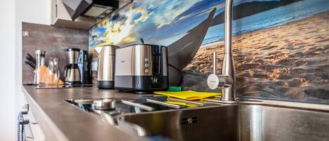 Fridge, oven, stovetop, dishwasher