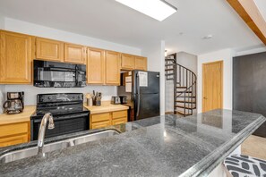 Fridge, microwave, oven, stovetop - Spacious Studio with Private Sleeping Area, Central to Slopes and Downtown (Breckenridge)