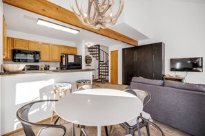 Dining - Spacious Studio with Private Sleeping Area, Central to Slopes and Downtown (Breckenridge)
