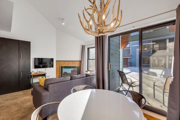 TV - Spacious Studio with Private Sleeping Area, Central to Slopes and Downtown (Breckenridge)