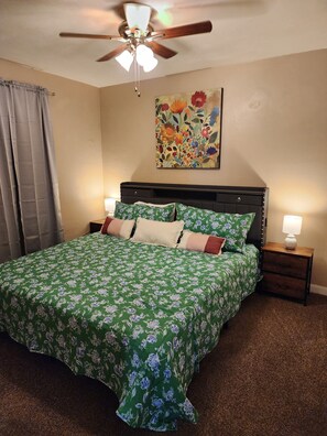 Bureau, fer et planche à repasser, Wi-Fi gratuit, draps fournis