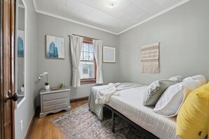 1 bedroom, iron/ironing board, WiFi, bed sheets - Cute & Cozy 1br apartment in the heart of Uptown! (Maumee)