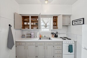 Fridge, microwave, stovetop, coffee/tea maker - Cute & Cozy 1br apartment in the heart of Uptown! (Maumee)