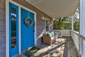 Terrace/patio - Vitamin Sea - Cozy 3BR, 2BA with Large Deck (Kure beach)