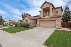 Exterior - Spacious 4BR/4BA Tracy Home for Families & Groups! (Tracy)