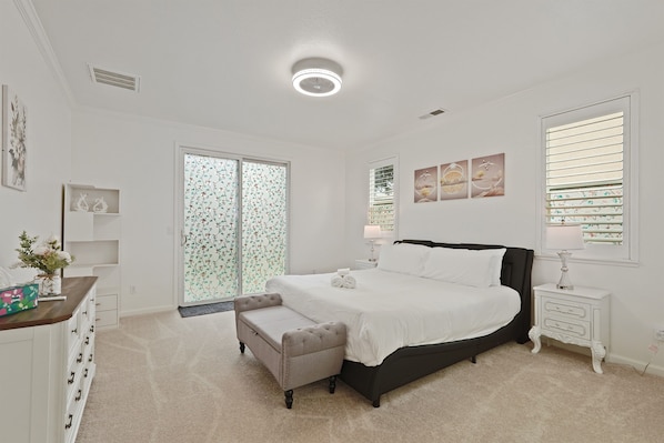 Iron/ironing board, WiFi, bed sheets - Spacious 4BR/4BA Tracy Home for Families & Groups! (Tracy)
