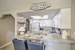 Fridge, microwave, oven, stovetop - Fabulous 2-bedroom condo with AC in sunny Cape Coral on the canal (Cape Coral)