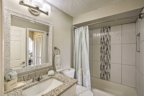 Hair dryer, towels - Fabulous 2-bedroom condo with AC in sunny Cape Coral on the canal (Cape Coral)