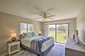 2 bedrooms, iron/ironing board, WiFi, bed sheets - Fabulous 2-bedroom condo with AC in sunny Cape Coral on the canal (Cape Coral)