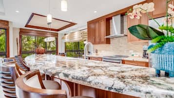 Condo, 2 quartos (216) | Cozinha privada | Geladeira, micro-ondas, fogão, cooktop