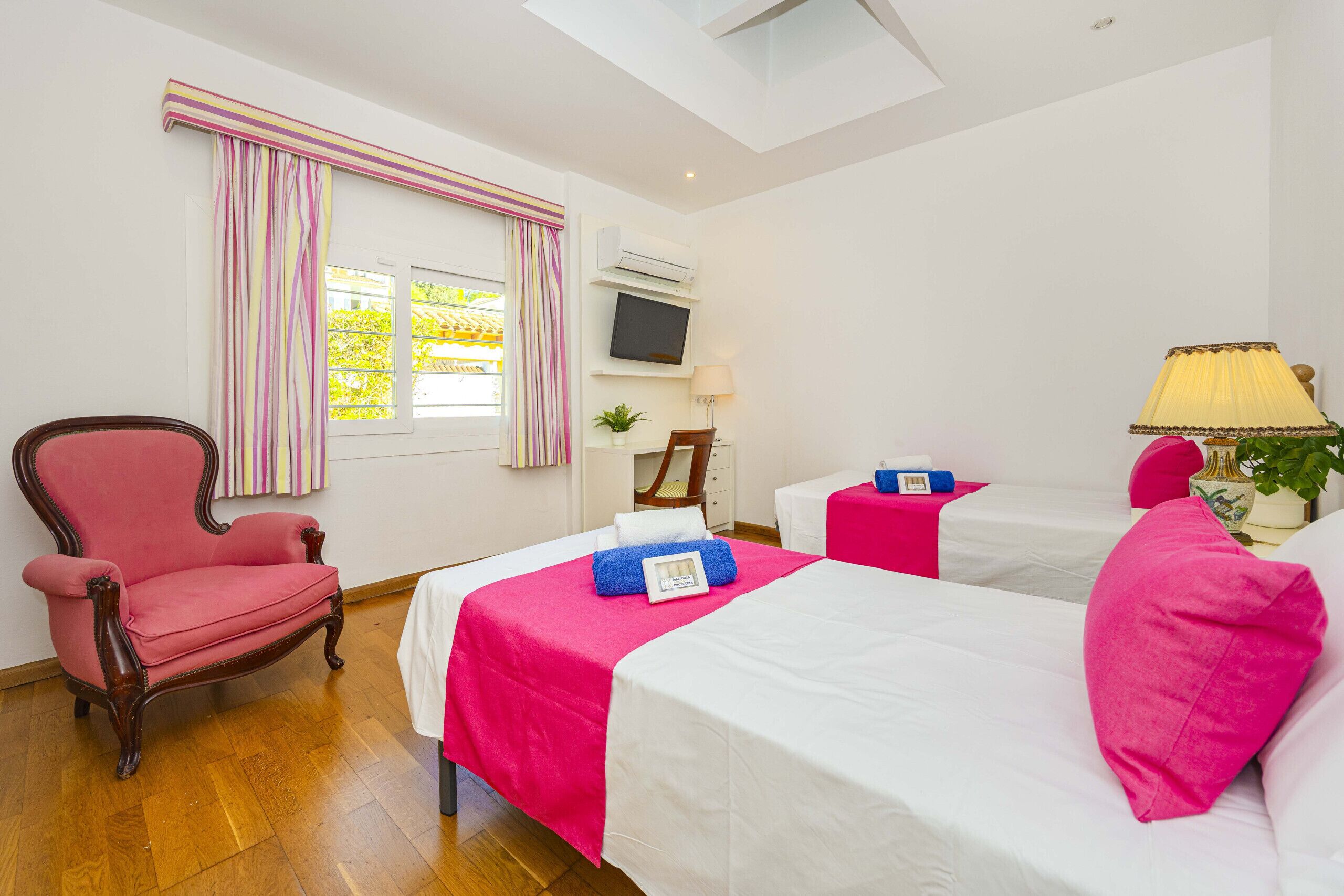 4 bedrooms, iron/ironing board, free WiFi, bed sheets