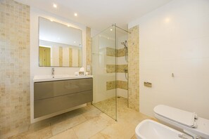 Shower, hair dryer, bidet, towels - Villa Farrutxet with sea view in Alcudia (Alcanada)
