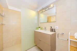 Doccia, asciugacapelli, bidet, asciugamani