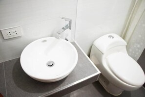 Towels, toilet paper - Casa Fideranda (Cusco)