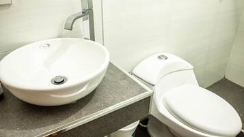 Basic Single Room | Bathroom | Towels, toilet paper