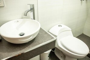 Basic Single Room | Bathroom | Towels, toilet paper - Casa Fideranda (Cusco)