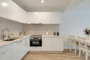 Een koelkast, een magnetron, een oven, een kookplaat