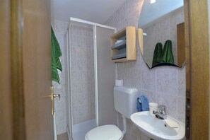 Dusche, kostenlose Toilettenartikel, Bademäntel