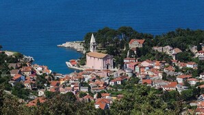 A coastal town with a prominent church and residential buildings. - Studio Veli  A in Veli Lošinj (Veli Lošinj)