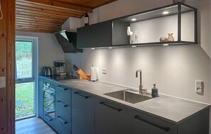 Een koelkast, een magnetron, een oven, een kookplaat