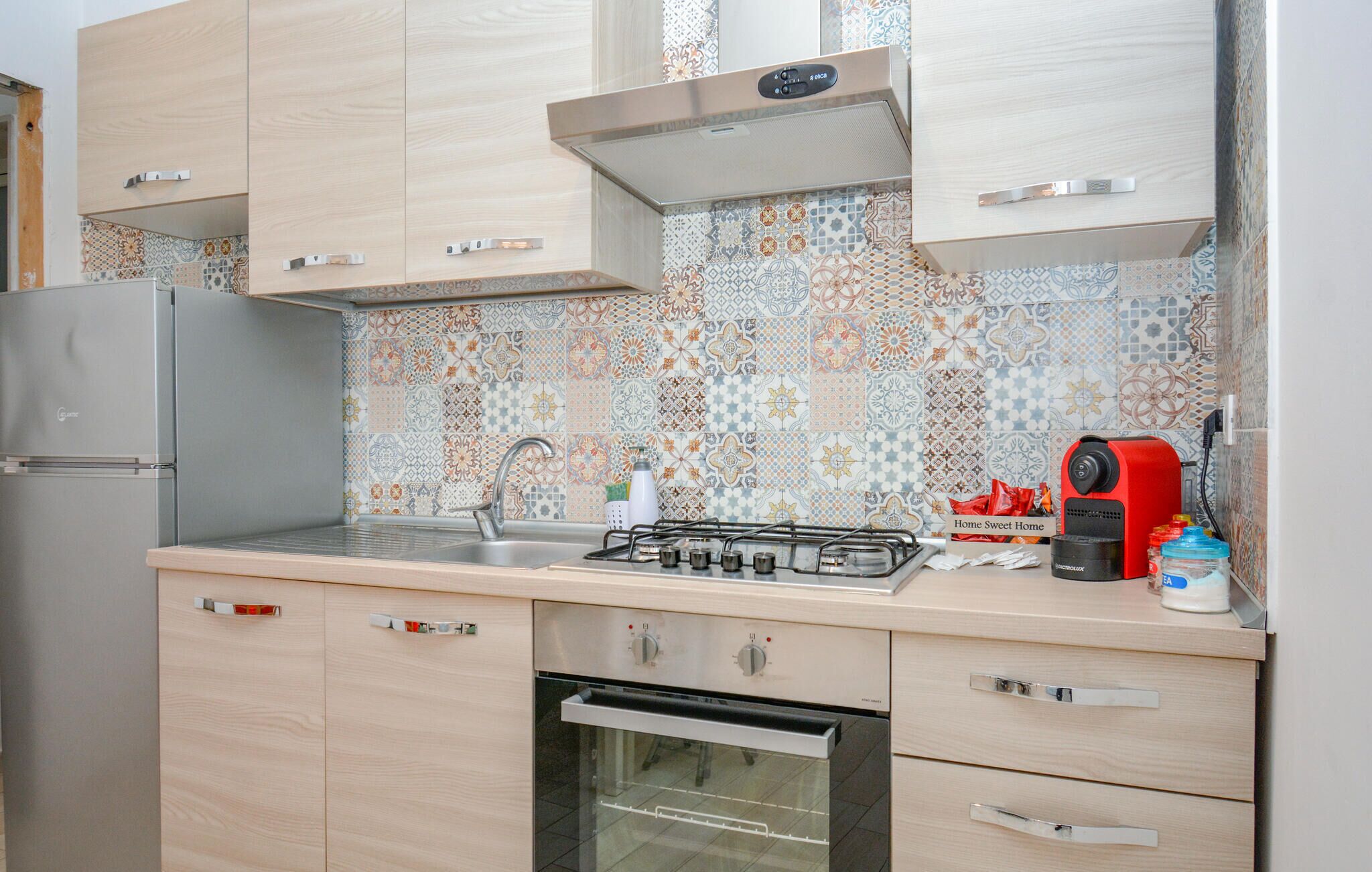 Kühlschrank, Herdplatte, Kochgeschirr/Geschirr/Besteck